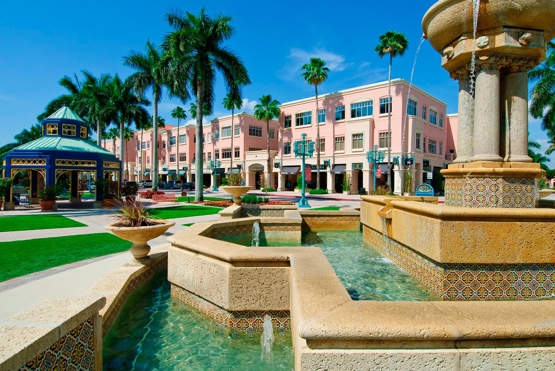 Mizner Park restaurants and stores